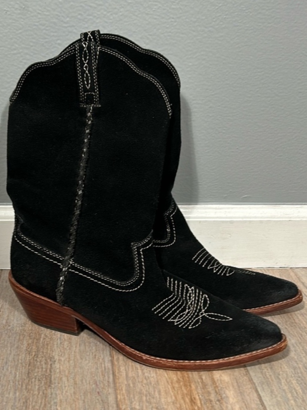 Black Embroidered Pointy Toe Suede Western Boots Mid-Shaft Boots size 6 - EUC - Picture 2 of 8